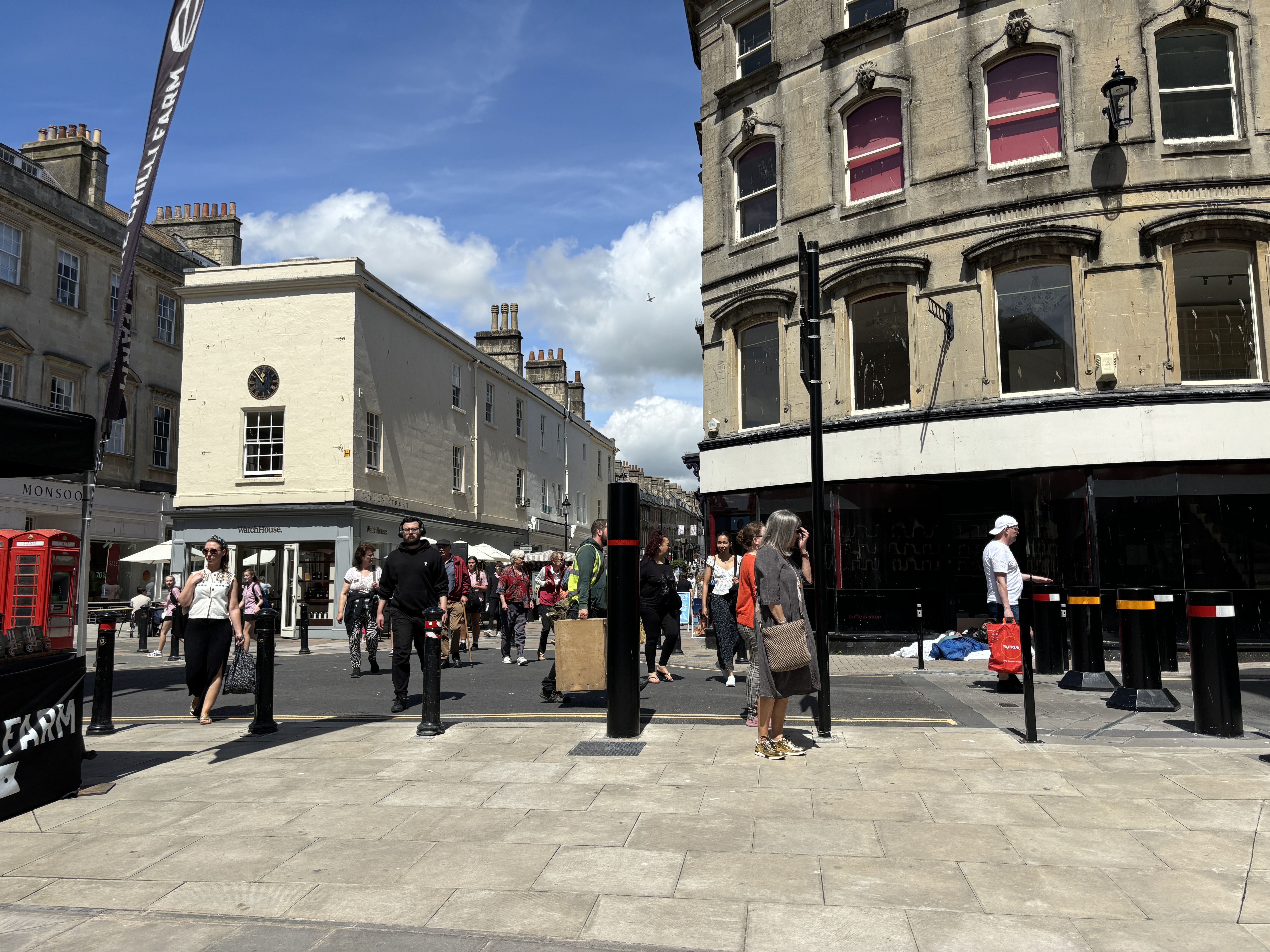 Stop at the top of Union Street, ready to turn right